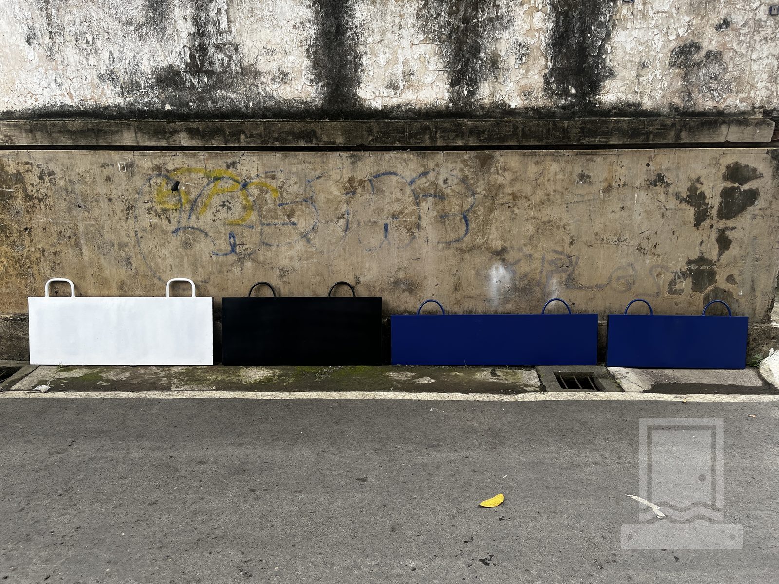 Ilustrasi perbedaan flood barrier dan pintu anti banjir